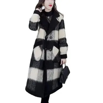 Тънък жените добавете вълна яке в клетка с кадифена подплата. Есен-зима 2023, модерно тънката вълнена палто от овче плюшени в западен стил. Тренд